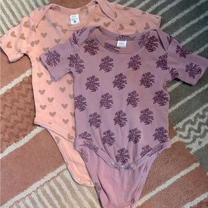 Set of two Kate Quinn bodysuits in ribbed cotton print, size 3-6 months